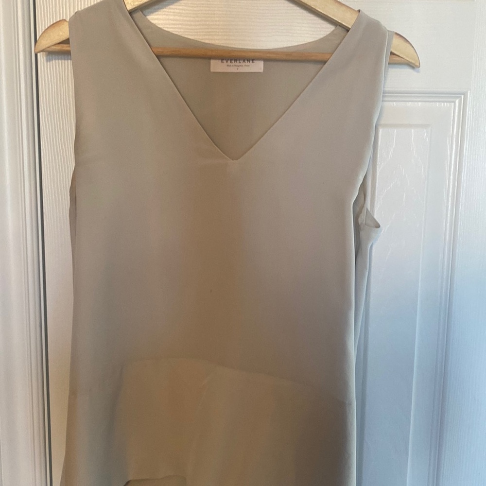 Everlane dove grey 100% silk shell top. Size 2.